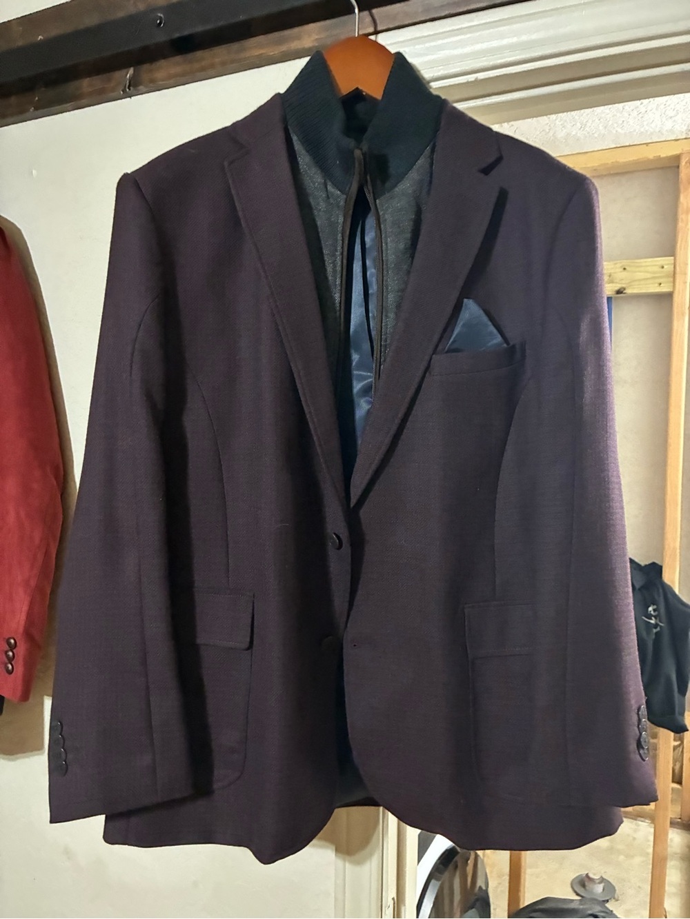 English Laundry Men's Dark Purple Sport Coat with Navy Pocket Square